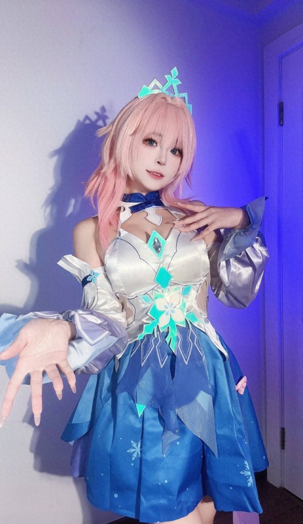 鑫东财配资 《崩坏：星穹铁道》三月七cosplay