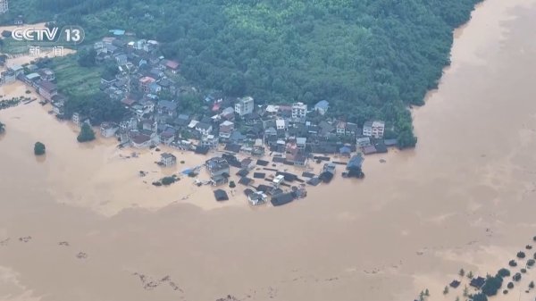 倍操盘 贵州“村超”场地被淹后，足球队长、拉拉队、解说员都来了