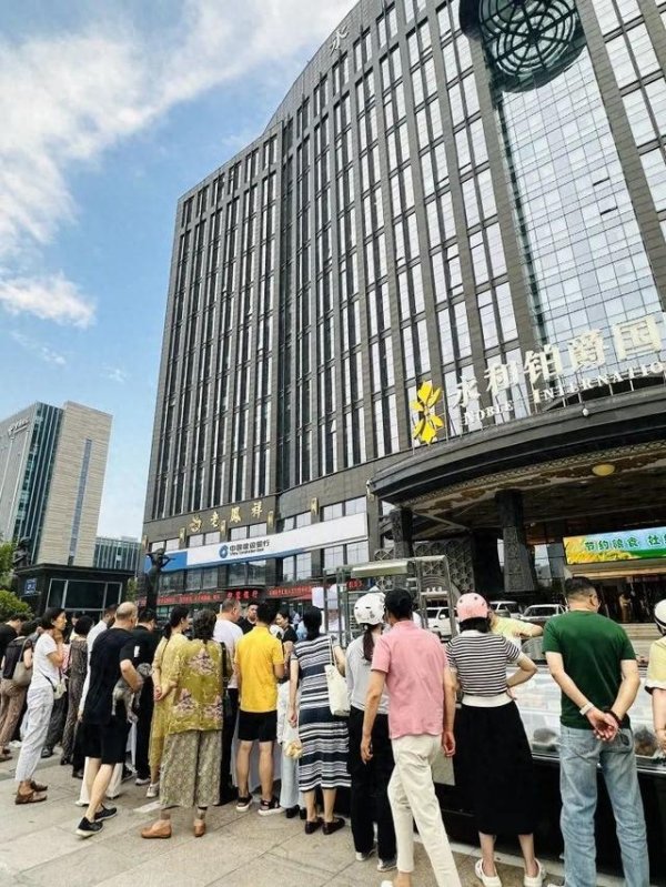 仁信配资 五星级酒店摆地摊，“37分钟进账3万”！杭州也有酒店坐不住了……