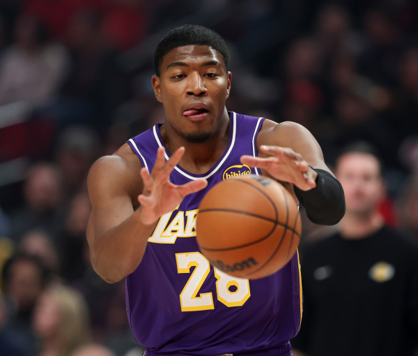 大牛时代配资 杨瀚森再遭DNP！残阵湖人三人20+逆转开拓者迎四连胜 艾顿29+10